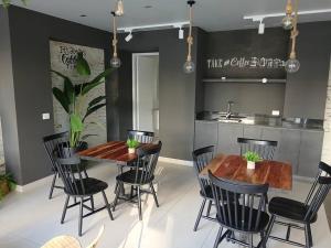 a dining room with a table and chairs and a kitchen at Costa Montemar Concón, acogedor depatamento in Concón