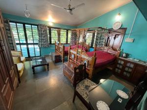 Postel nebo postele na pokoji v ubytování Sharad Baug homestay