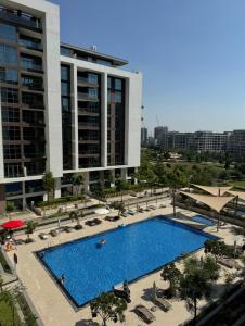 Shared Apartment In Dubai Hills内部或周边的泳池