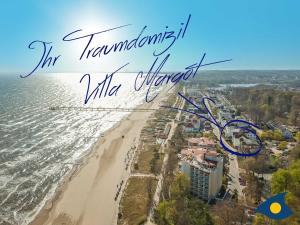 einen Blick auf den Strand und das Meer mit den Worten Immigrationillinillinillin weiß in der Unterkunft Villa Margot Whg 26 in Bansin