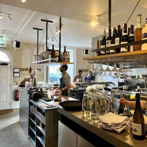 eine Küche mit Menschen, die in einer Küche Essen zubereiten in der Unterkunft 2 Bedroom Cottage in Bower Hinton - The Music Barn! in Martock