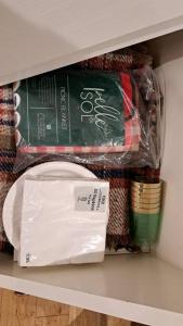 ein Kühlschrankregal mit etwas Essen und einem Buch in der Unterkunft 2 Bedroom Cottage in Bower Hinton - The Music Barn! in Martock