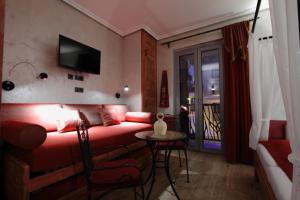 sala de estar con sofá rojo y mesa en Boutique Hotel Sierra de Alicante, en Busot