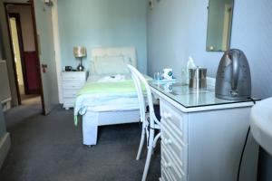 Postel nebo postele na pokoji v ubytování Hallmark Guest House