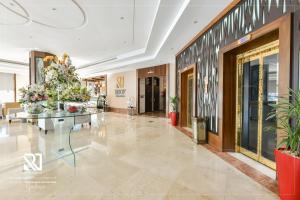 リヤドにあるRoof Hotel Apartmentsのロビー(ガラス張りのテーブル、クリスマスの木付) +140枚の写真