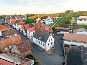 een luchtzicht op een klein stadje met witte huizen bij Das Winzereck - 4 Sterne Ferienhaus in der Südpfalz in Ranschbach