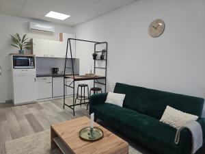 Η κουζίνα ή μικρή κουζίνα στο Offbase Lodging No8