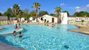 Bazén v ubytování Camping 4 étoiles - Parc aquatique - eece0c nebo v jeho okolí