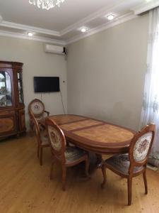 TV a/nebo společenská místnost v ubytování Дом + 20 fotografií