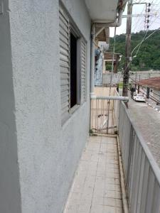 d'un balcon avec une fenêtre. dans l'établissement Casa Praia Mongagua - Cantinho Familia pé na Areia, à Mongaguá