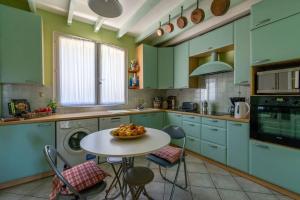 Η κουζίνα ή μικρή κουζίνα στο Fantastic Four Bed Family Home