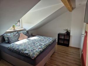 een slaapkamer met een bed op zolder bij Ferienwohnung Mariposa in Böbing