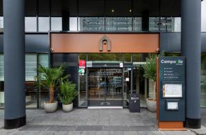 パリにあるCampanile Prime Paris 19 - La Villetteの鉢植えの建物正面