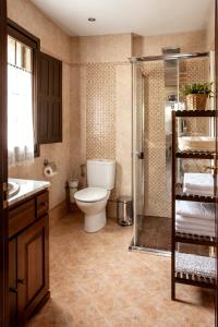 A bathroom at Apartamentos Rurales Posada de las Hoces