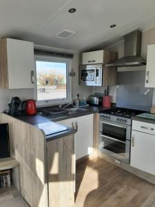 Kuchyň nebo kuchyňský kout v ubytování Swallows at Silversands