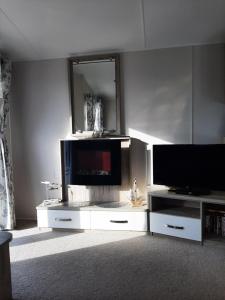 TV a/nebo společenská místnost v ubytování Swallows at Silversands