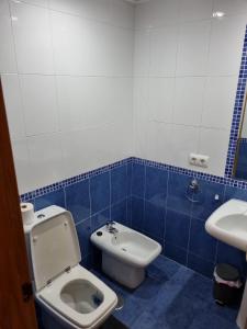 un baño con inodoro y lavabo en Place-To-Relax, en San Luis de Sabinillas 7 fotos más