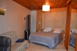 Postel nebo postele na pokoji v ubytování studio indépendant dans maison à la campagne