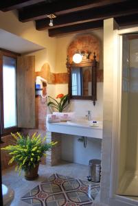 un baño con lavabo y espejo en Hotel Rural Casa Grande Almagro, en Almagro