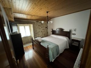 Postel nebo postele na pokoji v ubytování Casa Rural en Lira para 9 personas