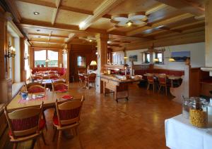 A restaurant or other place to eat at Alpenlodge Pfronten