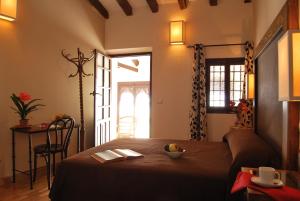 Un dormitorio con una cama con un bol de fruta. en Hotel Rural Casa Grande Almagro, en Almagro