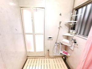 a bathroom with a shower with a window at Shinjuku, 3min walk from Nishi-Shinjuku 5-chome Sta, 3min Shinjuku Sta Switch, Wi-Fi ,Pocketwi-Fi in Tokyo