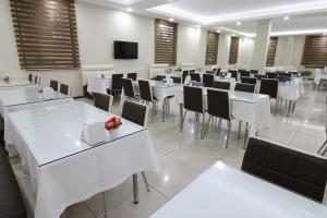 TV a/nebo společenská místnost v ubytování Afyon Grand Arı Hotel