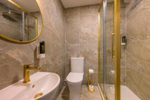 Koupelna v ubytování Hotel St George by Nina + 37 fotografií