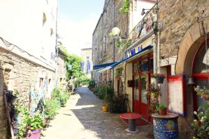 un vicolo in un centro storico con piante ed edifici di Au cœur du quartier historique a Lannion