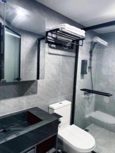 a bathroom with a toilet and a sink and a shower at 杏花小筑商务大床房 b in Hong Kong