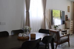 TV a/nebo společenská místnost v ubytování Homestay Bukit Mertajam - DHome