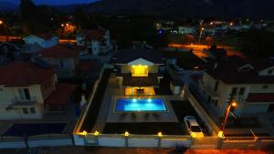 Bazén v ubytování Villa derin nebo v jeho okolí