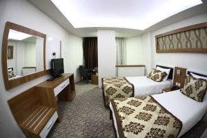 TV a/nebo společenská místnost v ubytování Afyon Grand Arı Hotel