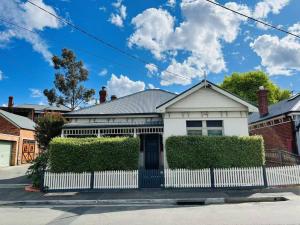 Το κτήριο όπου στεγάζεται  η παραθεριστική κατοικία