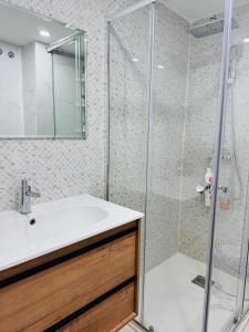 a bathroom with a sink and a shower at Estudio a 100 m del mar in Vinaròs