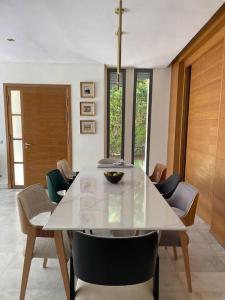 Χώρος καθιστικού στο Luxurious Golf Villa with Pool
