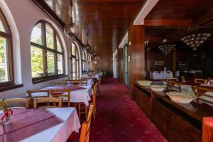 Reštaurácia alebo iné gastronomické zariadenie v ubytovaní Hotel Tanecnica
