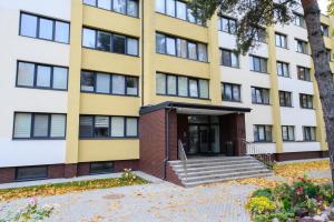 ein Apartmenthaus mit einer Treppe davor in der Unterkunft Baltic Serenity - SELF CHECK-IN in Klaipėda