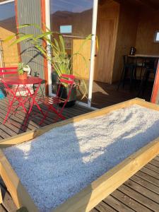 a rug on a deck with a table and chairs at Tiny house & SpA, casa de encuentros in La Ligua