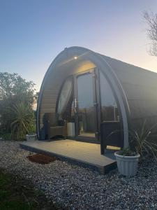 Aed väljaspool majutusasutust Tra na Mbó Glamping Pod