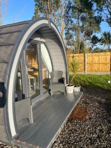 Aed väljaspool majutusasutust Tra na Mbó Glamping Pod