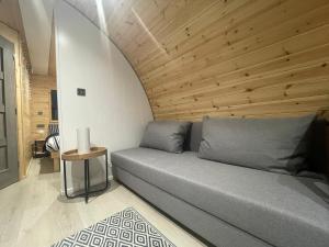 Istumisnurk majutusasutuses Tra na Mbó Glamping Pod