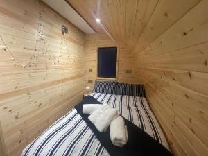Voodi või voodid majutusasutuse Tra na Mbó Glamping Pod toas