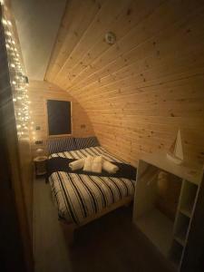 Voodi või voodid majutusasutuse Tra na Mbó Glamping Pod toas