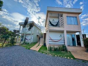 a house on a gravel road next to a building at Flat Jade - Alto Paraíso - Chapada dos Veadeiros in Alto Paraíso de Goiás