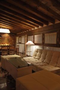 una sala de estar con un sofá y una mesa en Hotel Rural Casa Grande Almagro, en Almagro