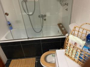 克拉列沃Apartman Una的带淋浴、马桶和浴缸的浴室