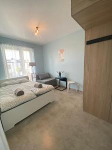 Ένα ή περισσότερα κρεβάτια σε δωμάτιο στο Apartament z ogródkiem Barkowska