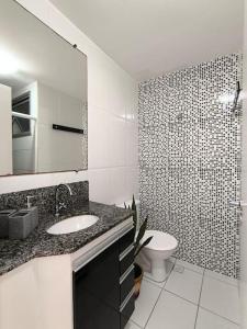 un bagno con lavandino, WC e doccia di Apto Inteiro - Com roupa de cama e banho - Elevador - Garagem - Wi-fi - Vista Mar de todas as janelas e varanda a Guarapari Altre 23 foto